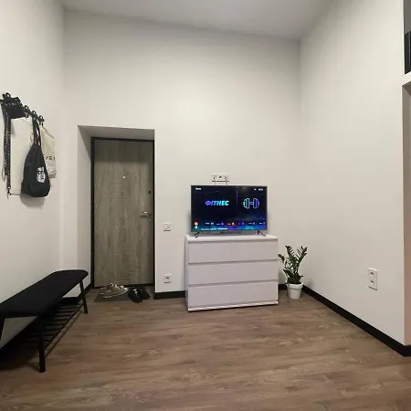 Mini - в центрі біля форуму *