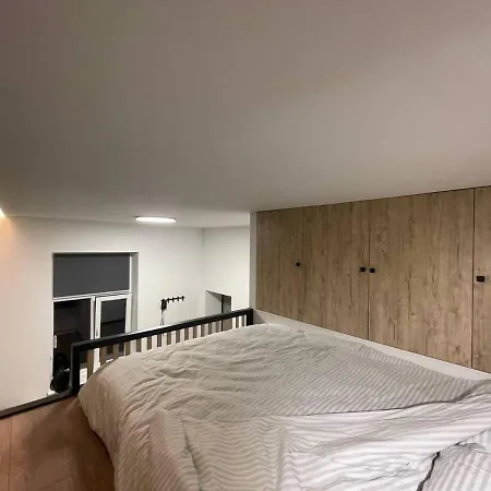 Mini - в центрі біля форуму