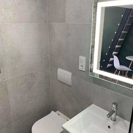 Mini - в центрі біля форуму