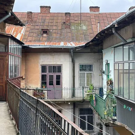 Mini - в центрі біля форуму