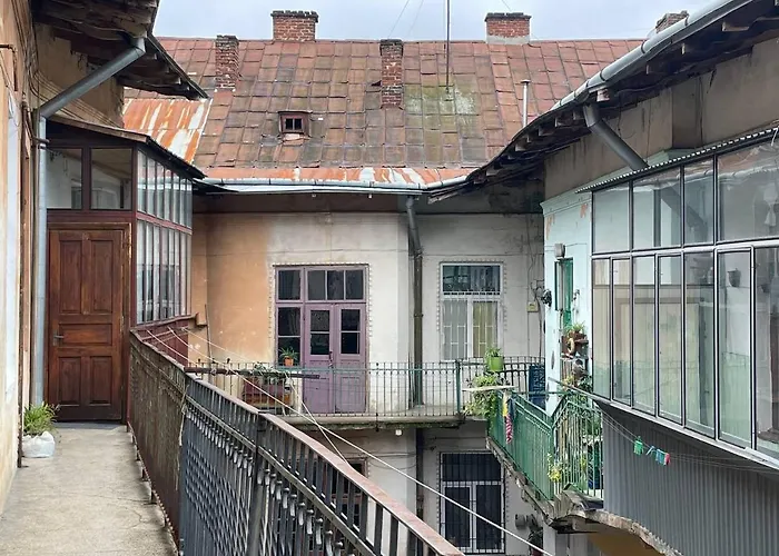 Mini - в центрі біля форуму